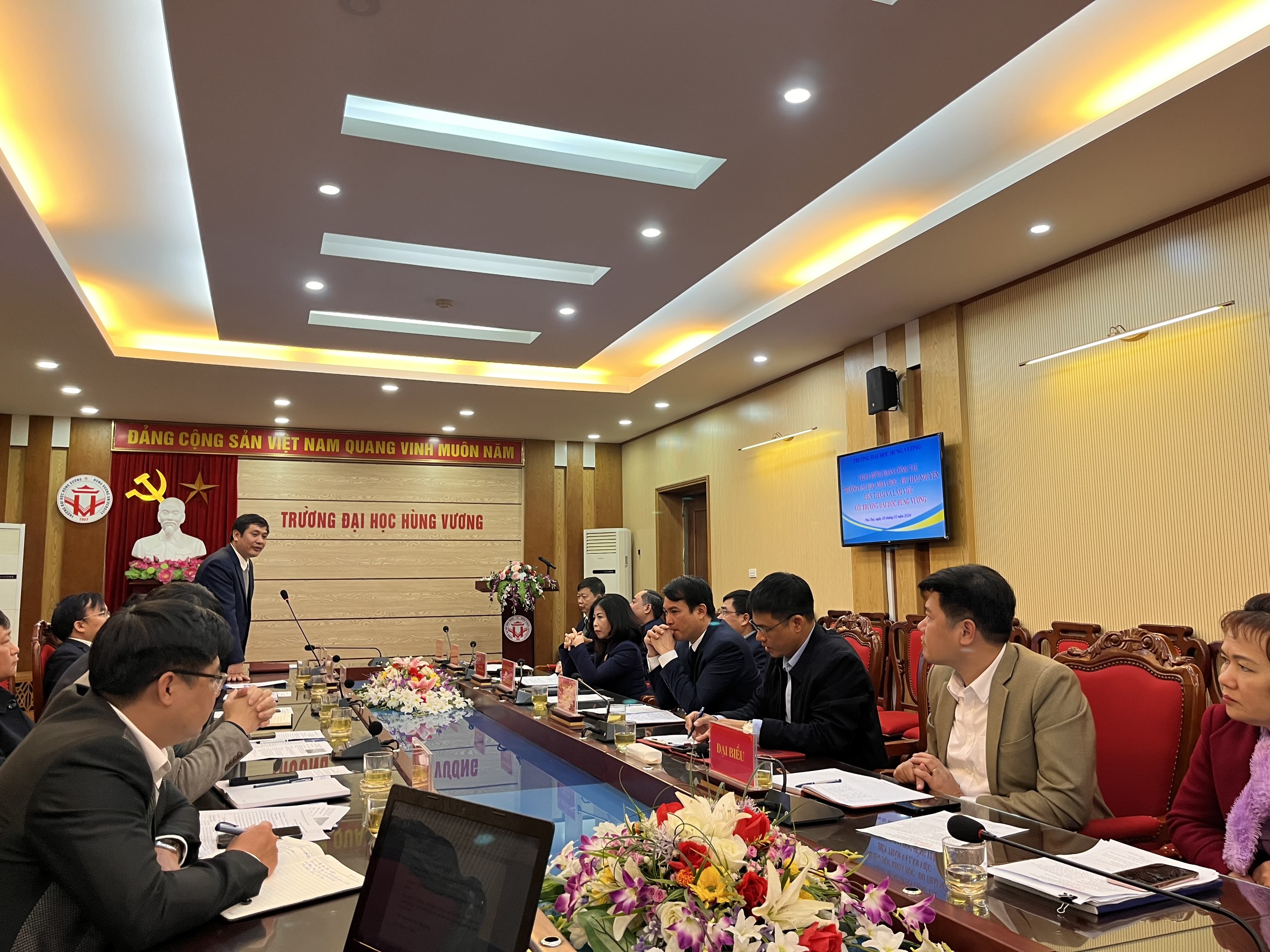 Đội ngũ giảng vi&ecirc;n v&agrave; nghi&ecirc;n cứu vi&ecirc;n Đại học Khoa học