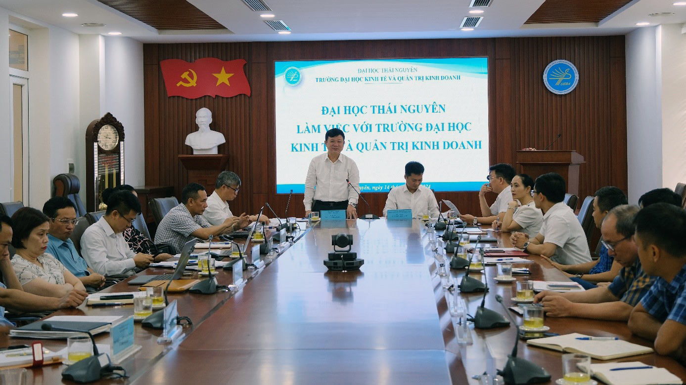 Đội ngũ giảng vi&ecirc;n Trường Đại học Kinh tế v&agrave; Quản trị Kinh doanh